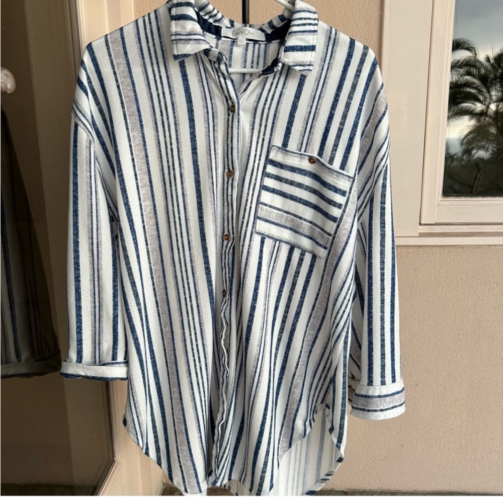 7/$20 Eden & Olivia white and blue stripe button shirt size large